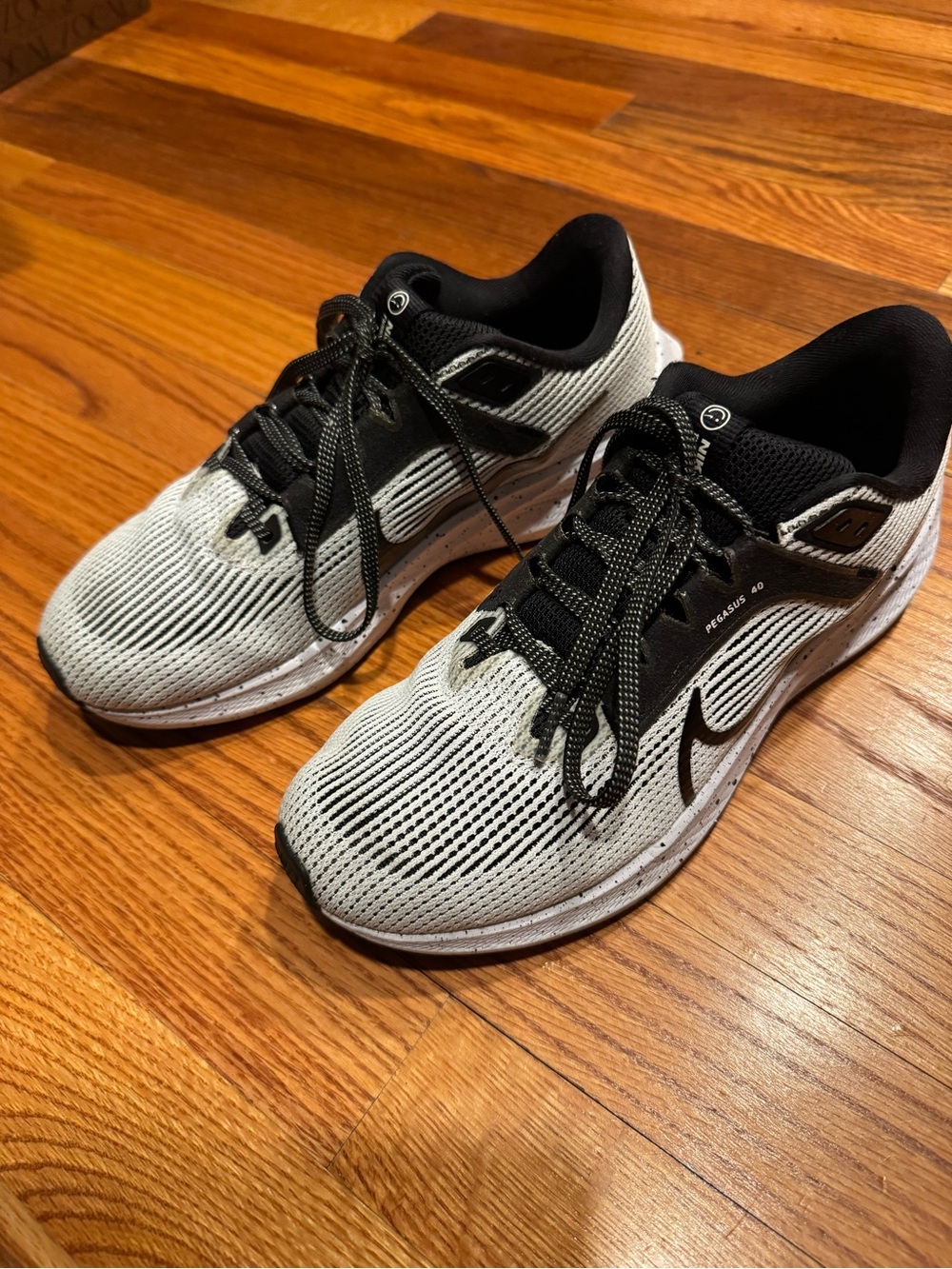 Nike White & Black Shoes - Lightweight Mesh Design- Size 7.5
